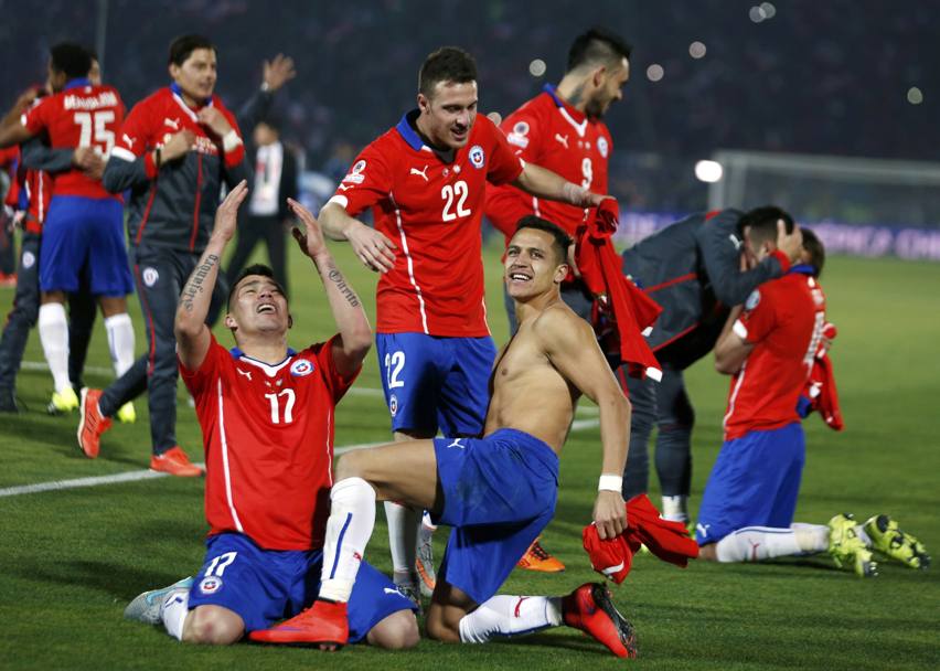 La gioia di Medel e Sanchez: è il primo trionfo nella storia del Cile. Action Images